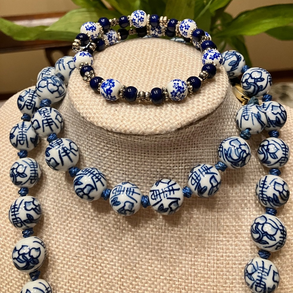 CHINESE PORCELAIN HAND KNOTTED AND PAINTED BEADED NECKLACE AND BRACELET - Picture 3 of 17